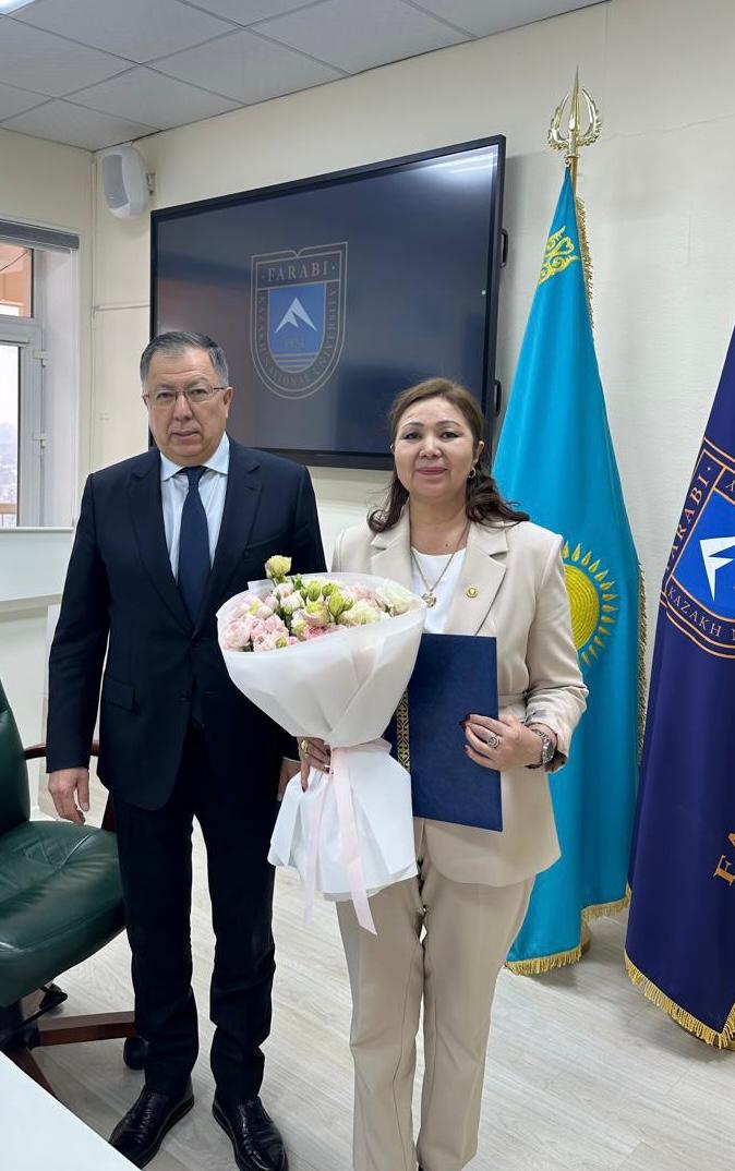 ҚазҰУ-да профессор Меруерт Сакеновнаға университет атынан туған күніне орай құрмет көрсетілді